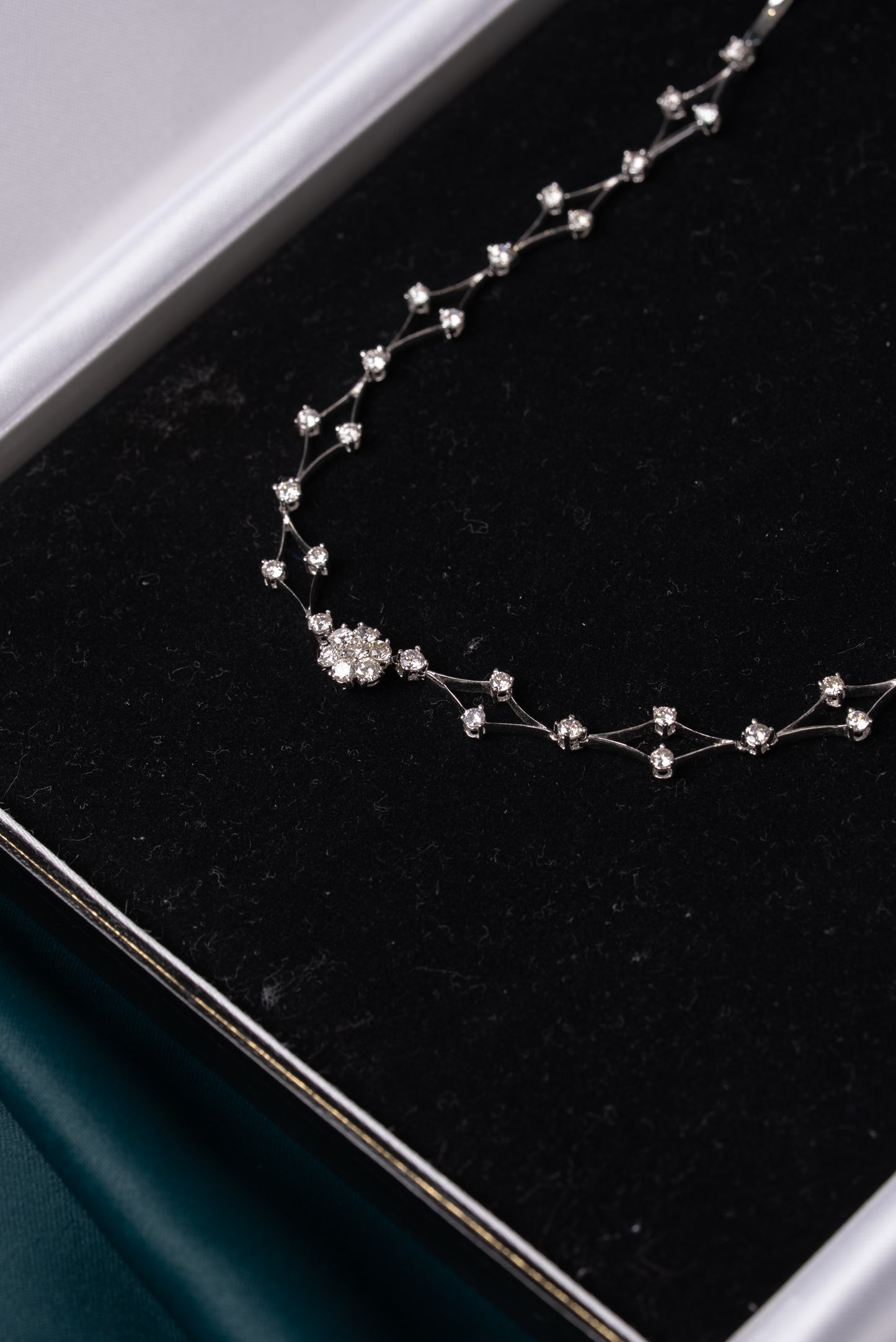 18ct White Gold Diamond Set Necklace