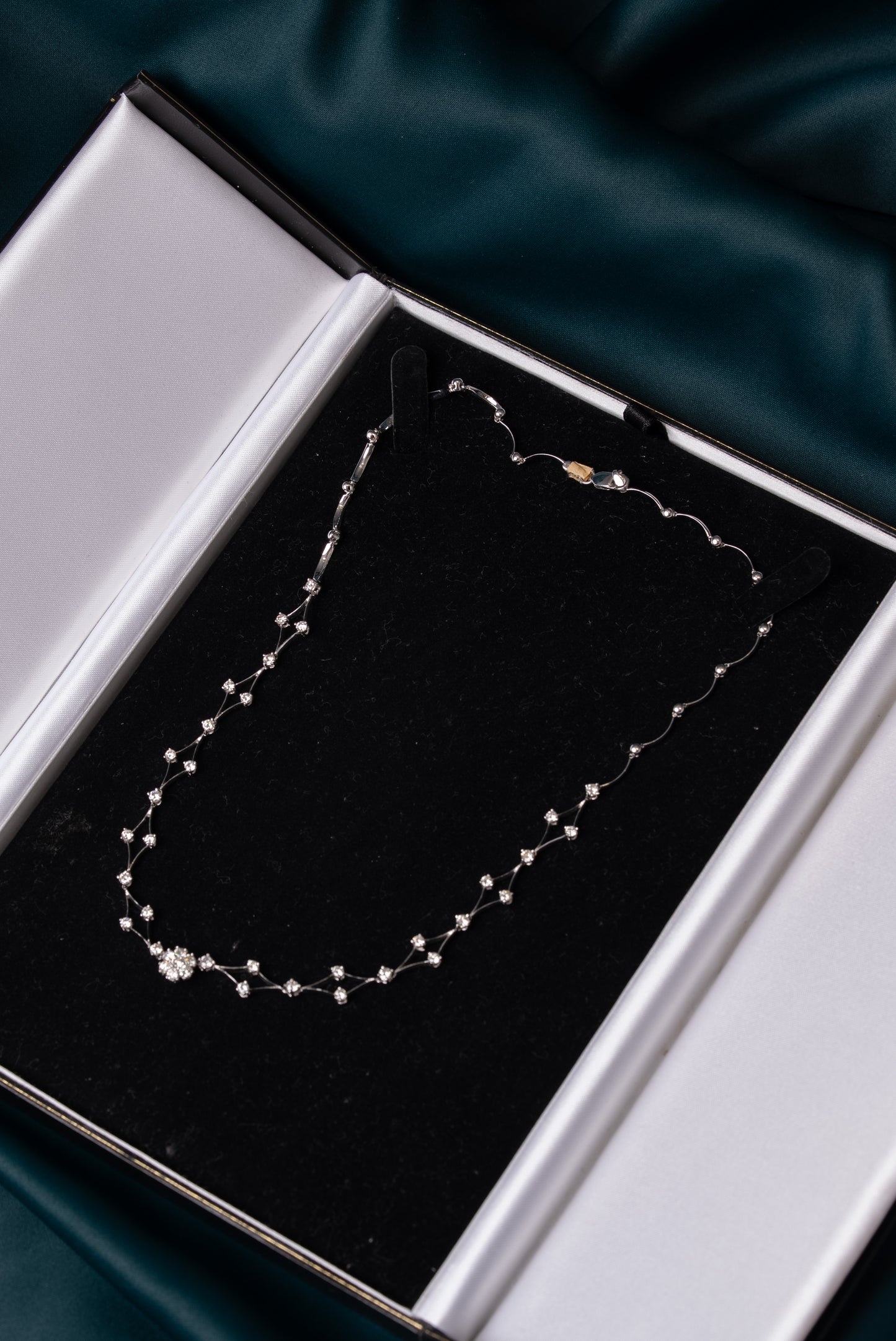 18ct White Gold Diamond Set Necklace