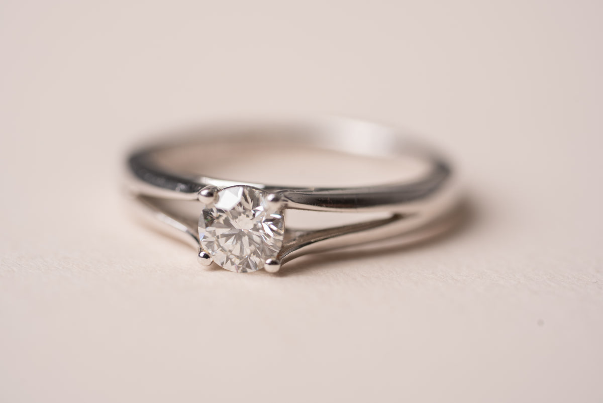 Round Brilliant Cut Diamond Kiss Ring
