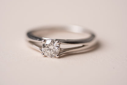 Round Brilliant Cut Diamond Kiss Ring