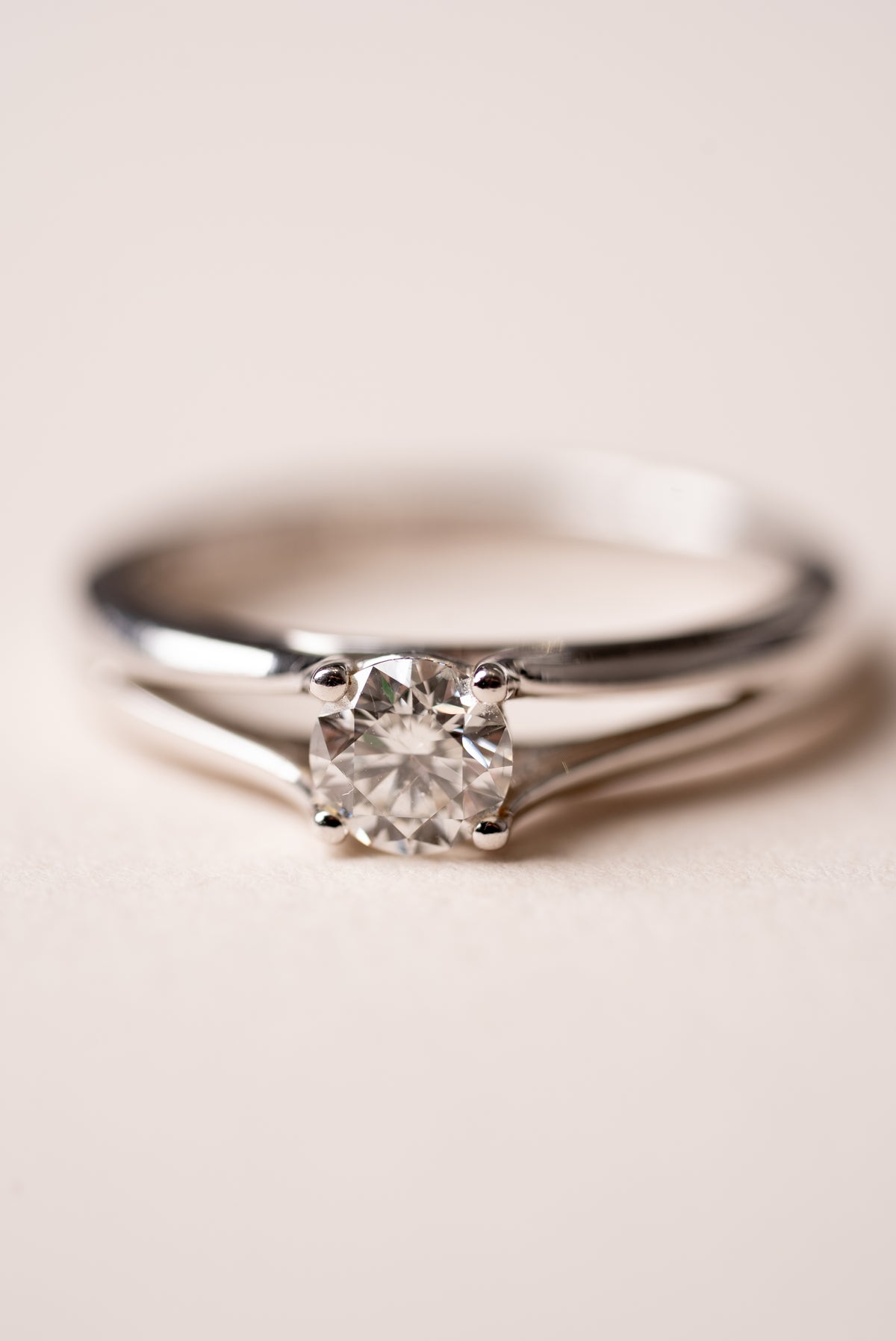 Round Brilliant Cut Diamond Kiss Ring