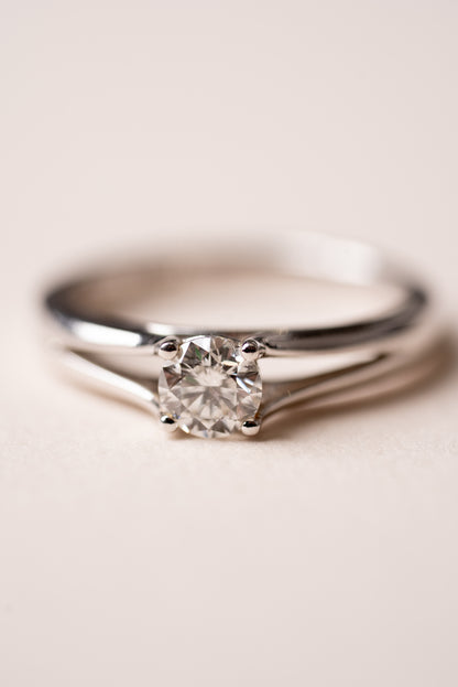 Round Brilliant Cut Diamond Kiss Ring