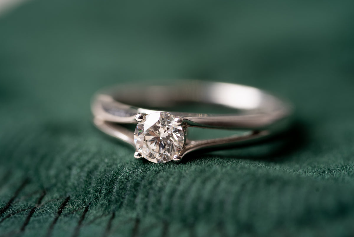Round Brilliant Cut Diamond Kiss Ring