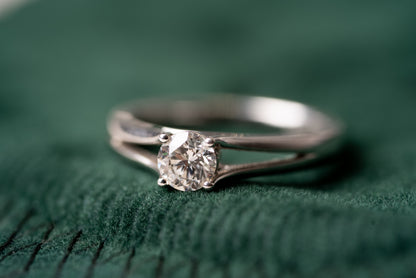 Round Brilliant Cut Diamond Kiss Ring