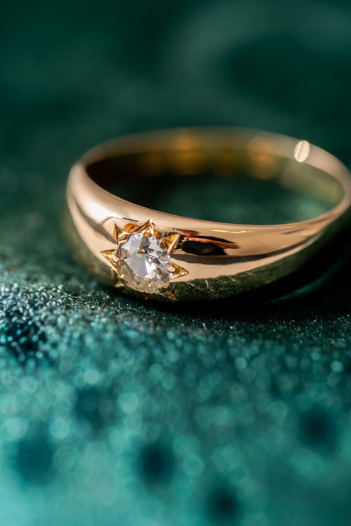 18ct Yellow Gold, Old Cut Diamond Signet Ring - 4.8 grams