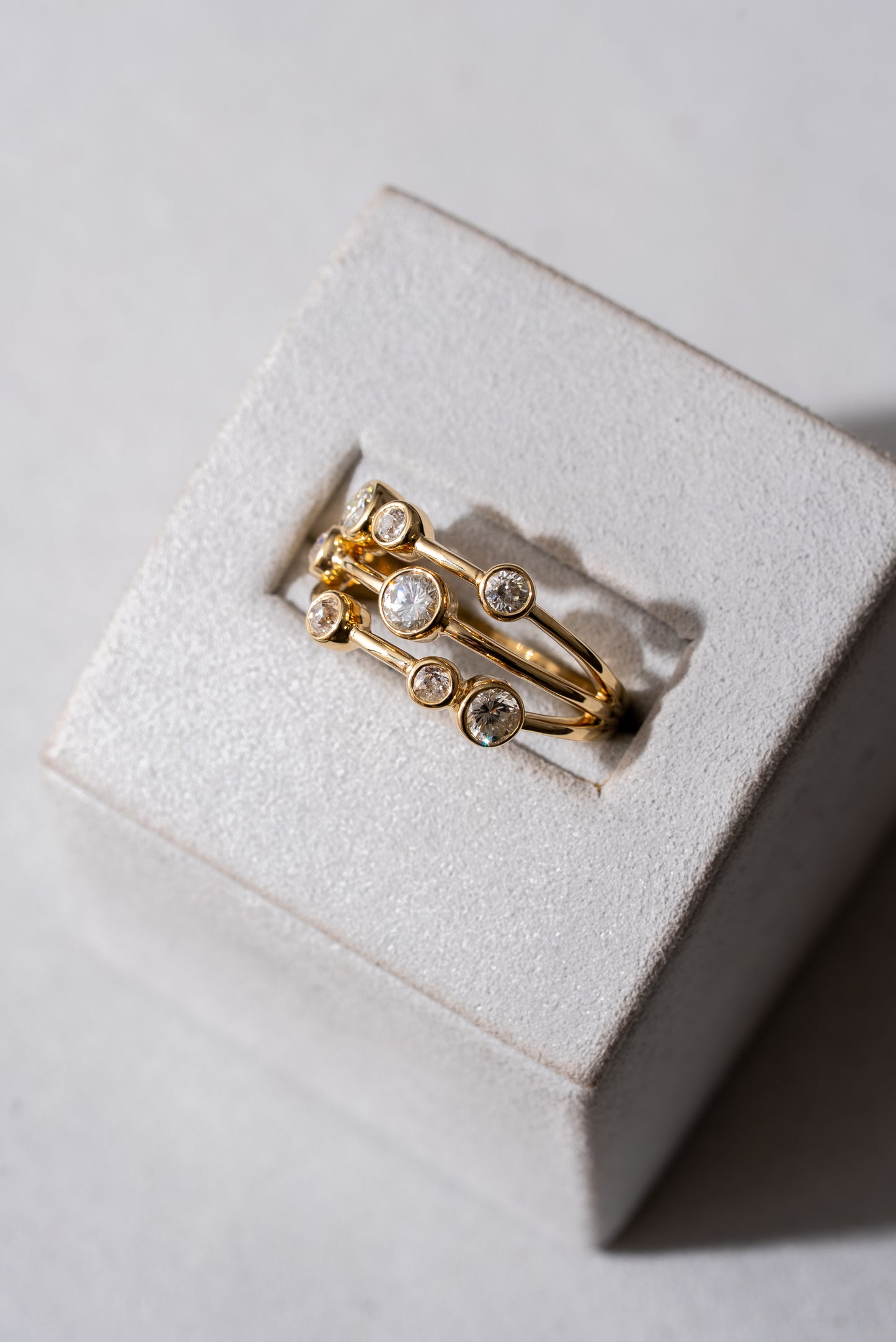 18ct Yellow Gold Bubble Style Ring with 8 Round Diamonds