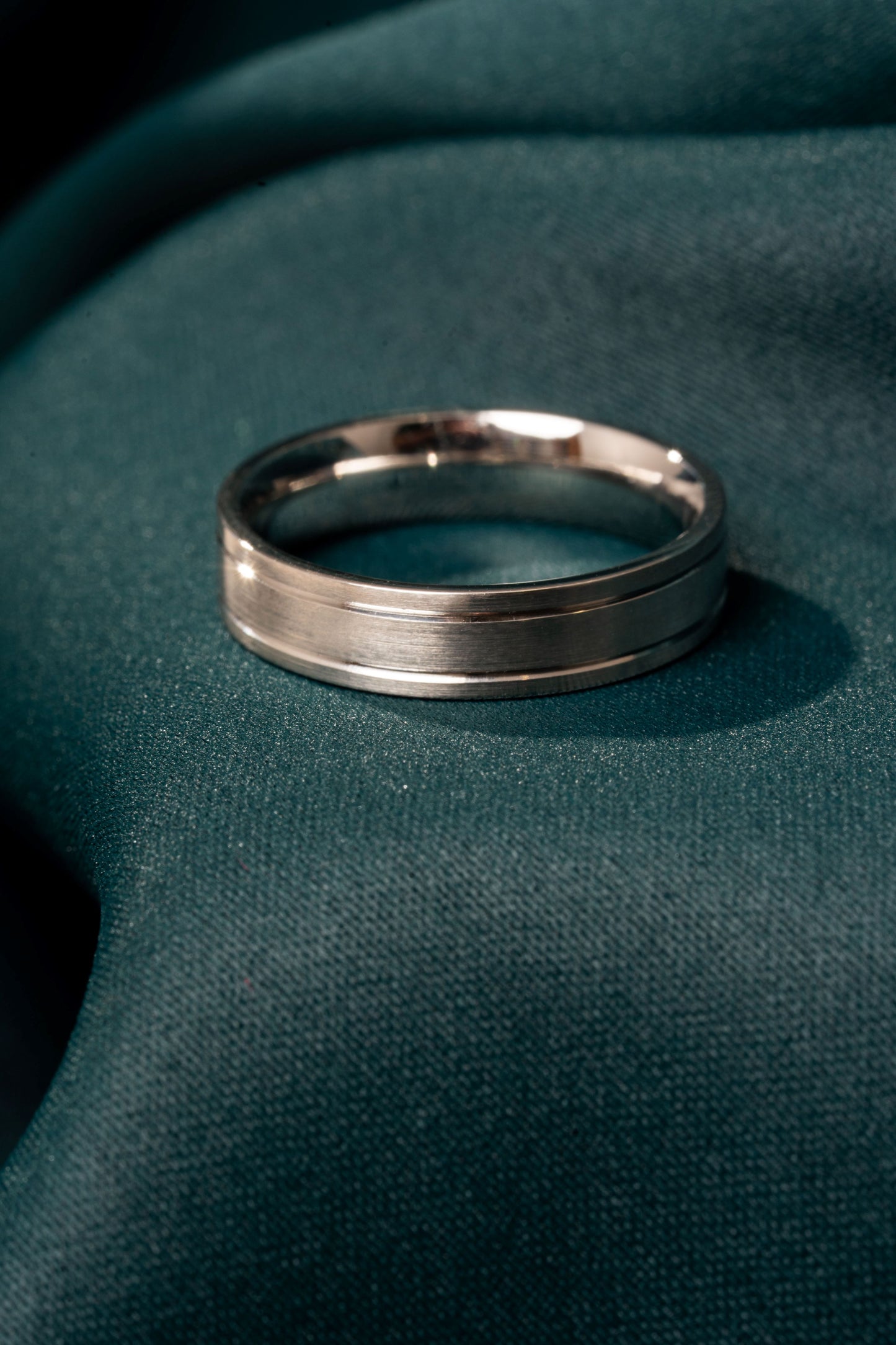 Gents Platinum Satin Finish Wedding Ring