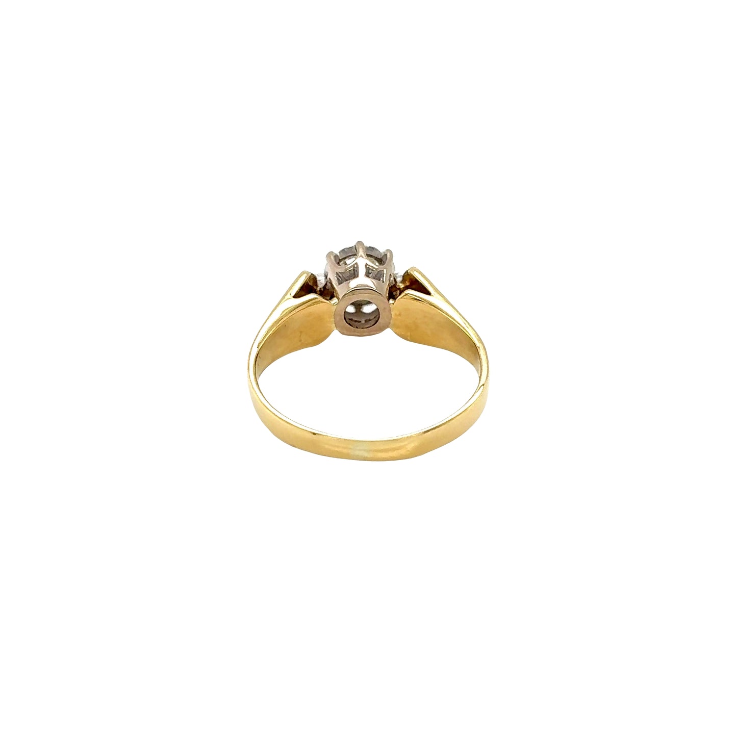 Round Cut Diamond Solitaire in Illusion Setting